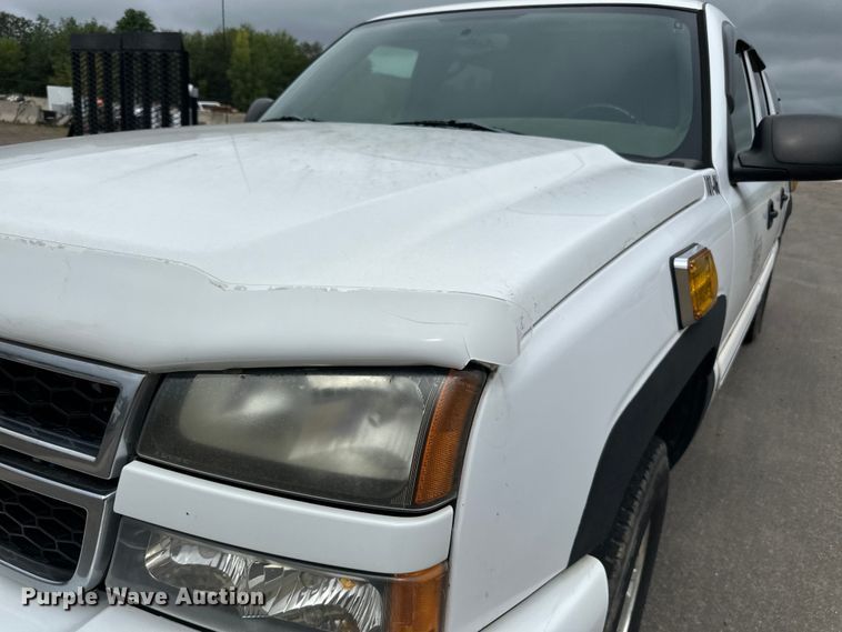 image for item LR9466 2006 Chevrolet  Silverado 1500 Crew Cab pickup truck