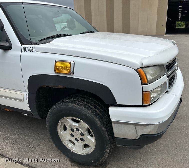 image for item LR9466 2006 Chevrolet  Silverado 1500 Crew Cab pickup truck