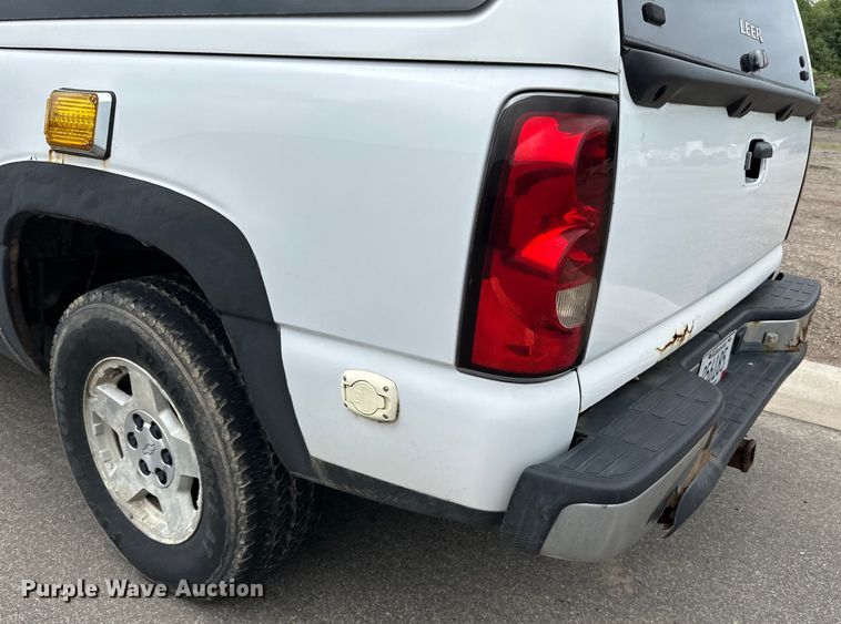 image for item LR9466 2006 Chevrolet  Silverado 1500 Crew Cab pickup truck