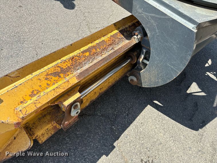 image for item NQ9680 2007 John Deere  670D motor grader