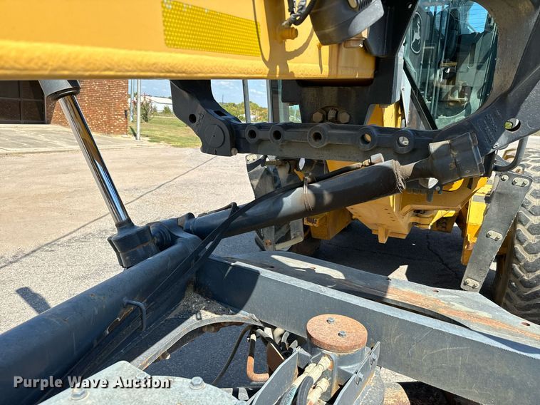 image for item NQ9680 2007 John Deere  670D motor grader