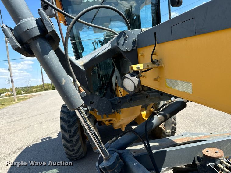 image for item NQ9680 2007 John Deere  670D motor grader