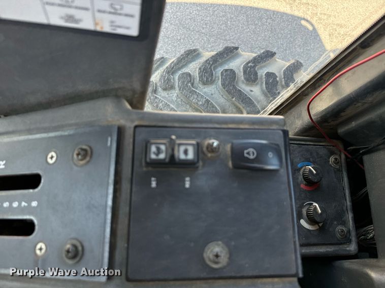 image for item NQ9680 2007 John Deere  670D motor grader