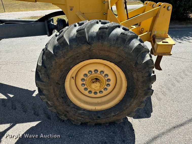 image for item NQ9680 2007 John Deere  670D motor grader