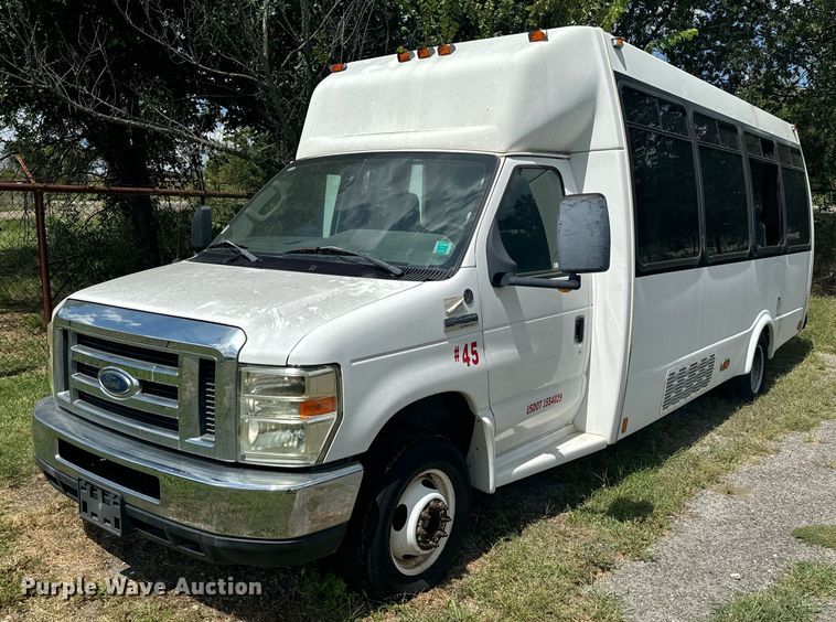 image for item NQ9773 2009 Ford E450 Super Duty shuttle bus