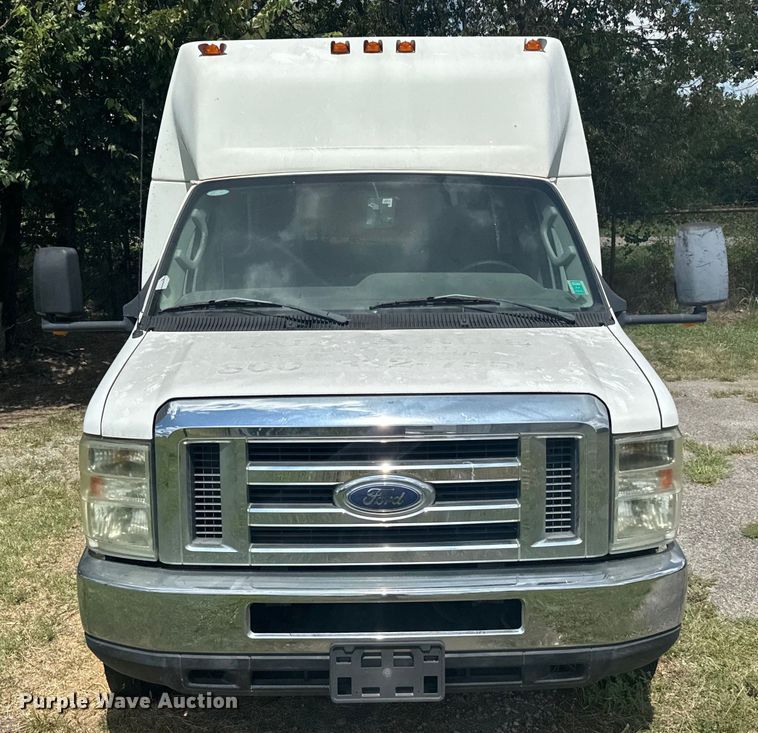 image for item NQ9773 2009 Ford E450 Super Duty shuttle bus