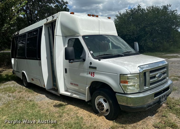 image for item NQ9773 2009 Ford E450 Super Duty shuttle bus