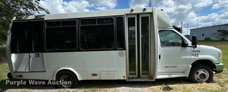 image for item NQ9773 2009 Ford E450 Super Duty shuttle bus