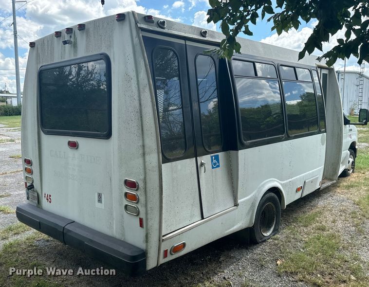 image for item NQ9773 2009 Ford E450 Super Duty shuttle bus