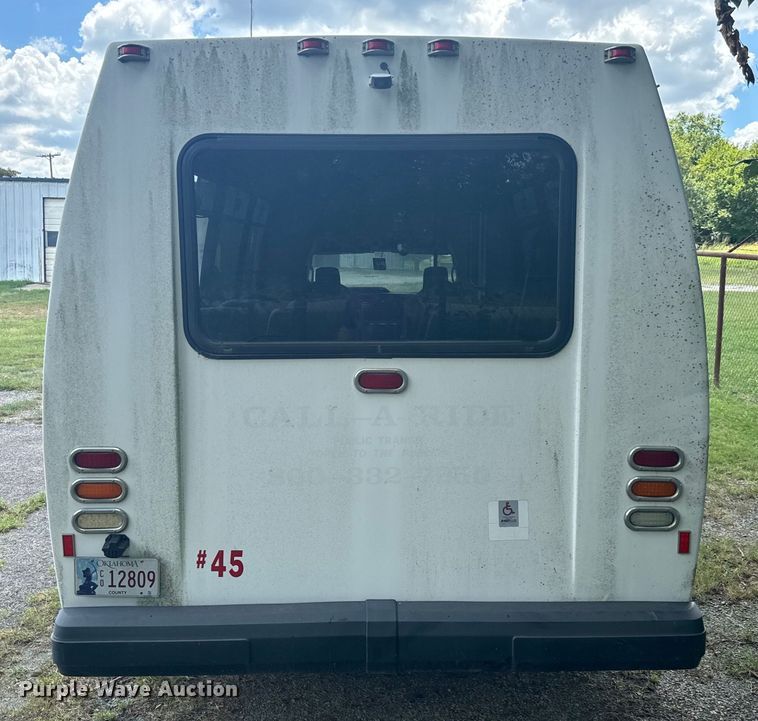 image for item NQ9773 2009 Ford E450 Super Duty shuttle bus