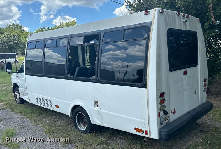 image for item NQ9773 2009 Ford E450 Super Duty shuttle bus