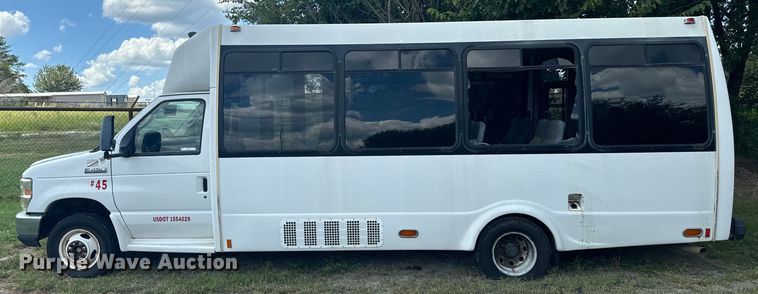image for item NQ9773 2009 Ford E450 Super Duty shuttle bus