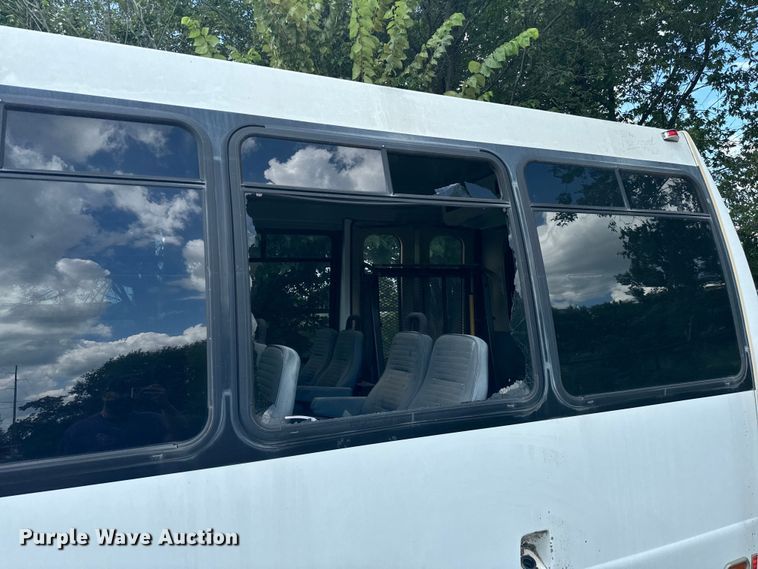 image for item NQ9773 2009 Ford E450 Super Duty shuttle bus