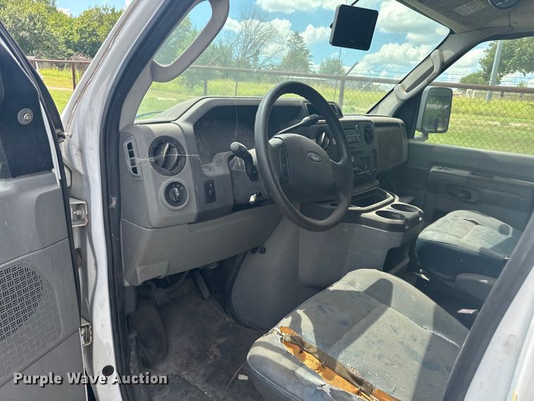 image for item NQ9773 2009 Ford E450 Super Duty shuttle bus