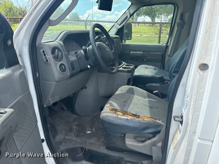 image for item NQ9773 2009 Ford E450 Super Duty shuttle bus