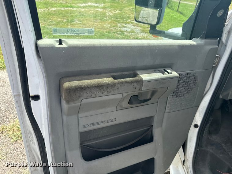 image for item NQ9773 2009 Ford E450 Super Duty shuttle bus