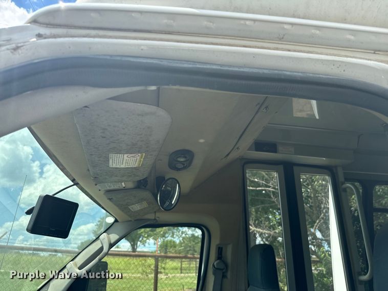 image for item NQ9773 2009 Ford E450 Super Duty shuttle bus