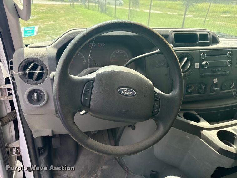 image for item NQ9773 2009 Ford E450 Super Duty shuttle bus