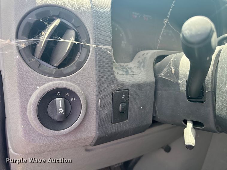 image for item NQ9773 2009 Ford E450 Super Duty shuttle bus