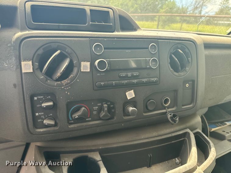 image for item NQ9773 2009 Ford E450 Super Duty shuttle bus