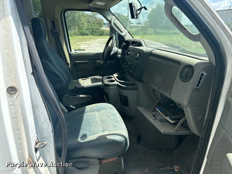 image for item NQ9773 2009 Ford E450 Super Duty shuttle bus