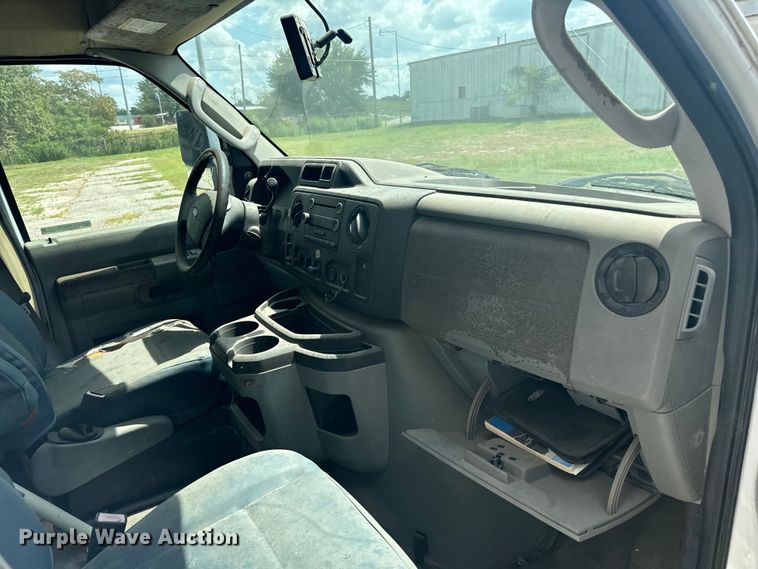 image for item NQ9773 2009 Ford E450 Super Duty shuttle bus