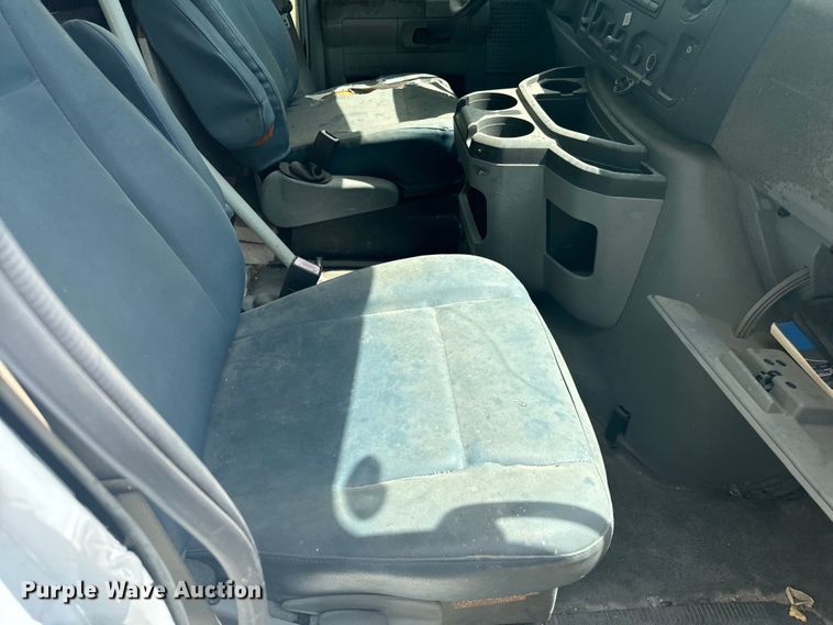 image for item NQ9773 2009 Ford E450 Super Duty shuttle bus