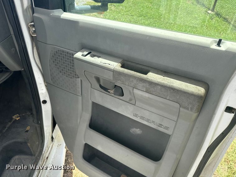 image for item NQ9773 2009 Ford E450 Super Duty shuttle bus