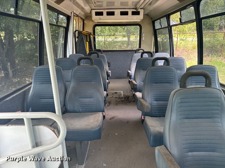 image for item NQ9773 2009 Ford E450 Super Duty shuttle bus