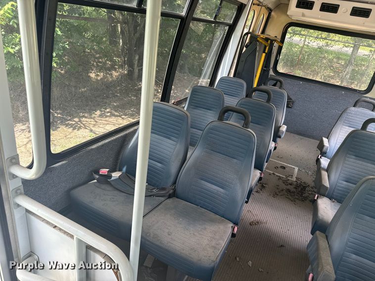 image for item NQ9773 2009 Ford E450 Super Duty shuttle bus