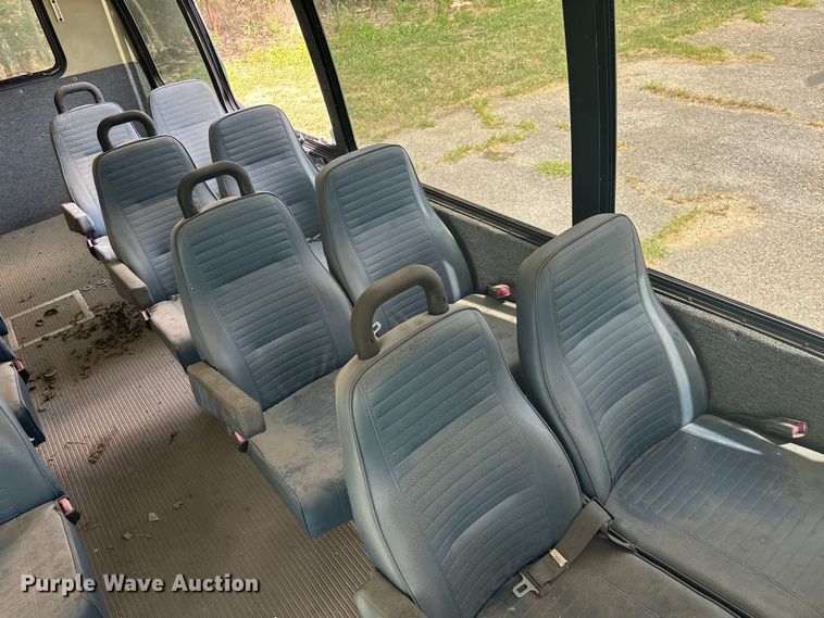 image for item NQ9773 2009 Ford E450 Super Duty shuttle bus