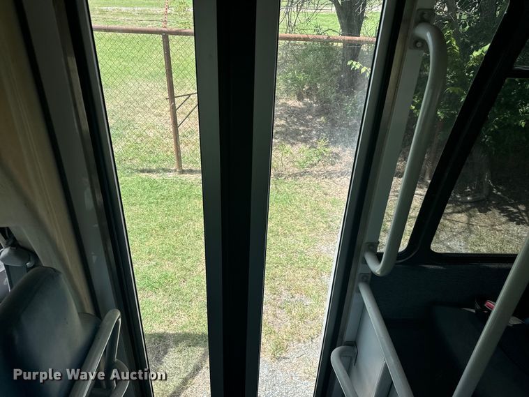 image for item NQ9773 2009 Ford E450 Super Duty shuttle bus