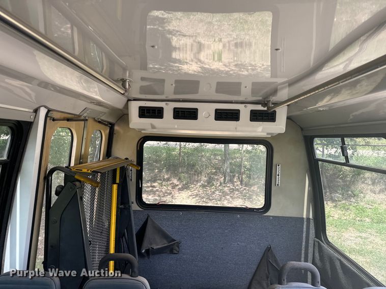 image for item NQ9773 2009 Ford E450 Super Duty shuttle bus