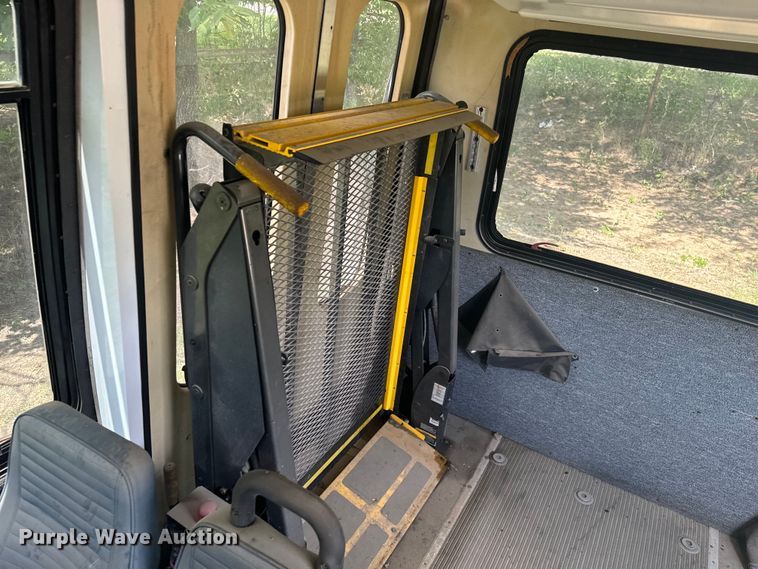 image for item NQ9773 2009 Ford E450 Super Duty shuttle bus