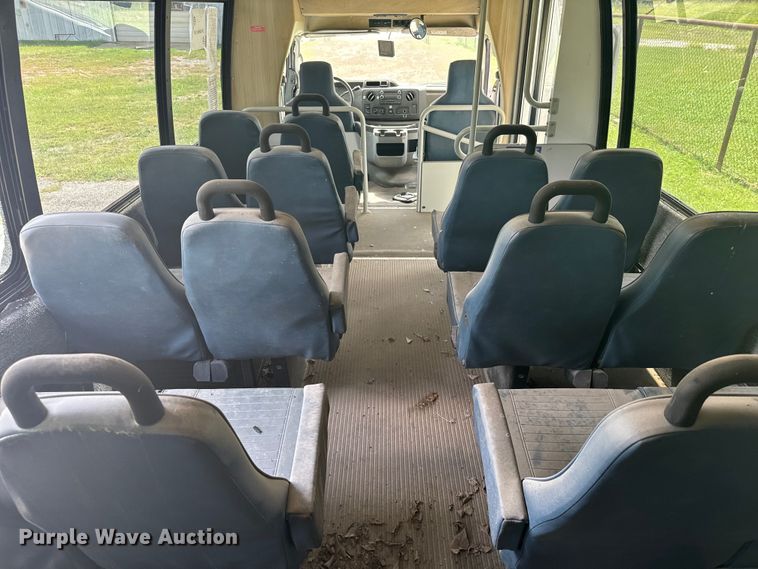 image for item NQ9773 2009 Ford E450 Super Duty shuttle bus