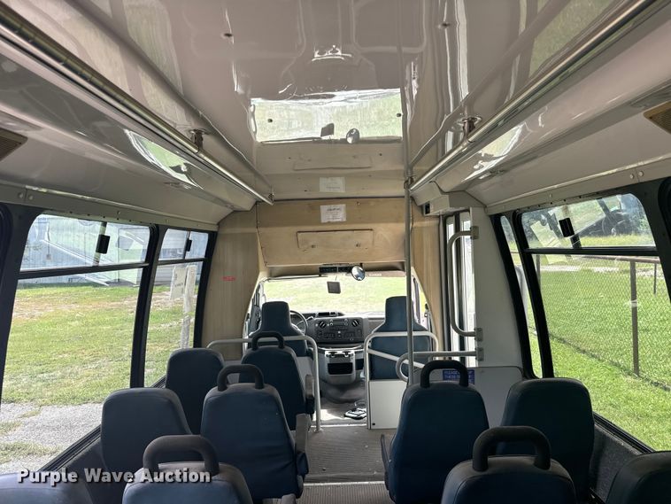 image for item NQ9773 2009 Ford E450 Super Duty shuttle bus