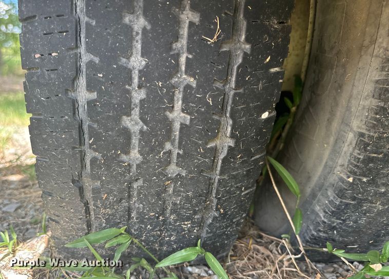 image for item NQ9773 2009 Ford E450 Super Duty shuttle bus