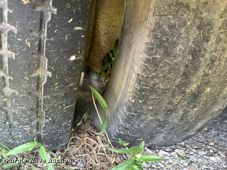 image for item NQ9773 2009 Ford E450 Super Duty shuttle bus