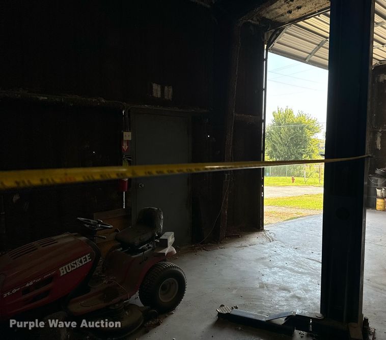 image for item NQ9775 Vassar  automotive lift