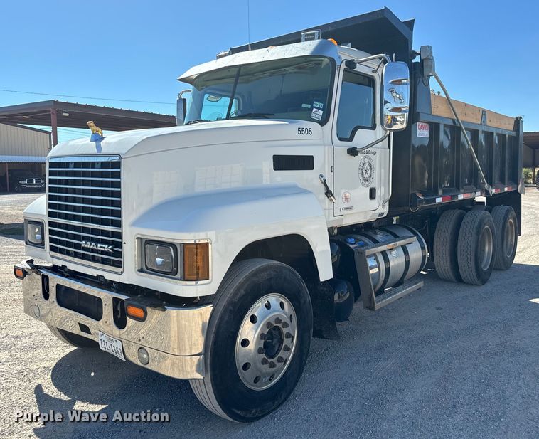 image for item NQ9781 2020 Mack Pinnacle Gold dump truck