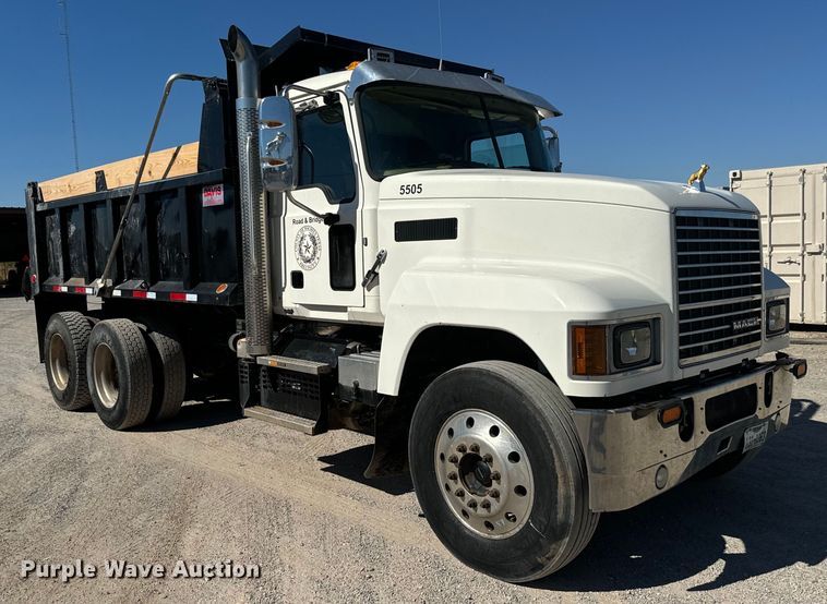 image for item NQ9781 2020 Mack Pinnacle Gold dump truck