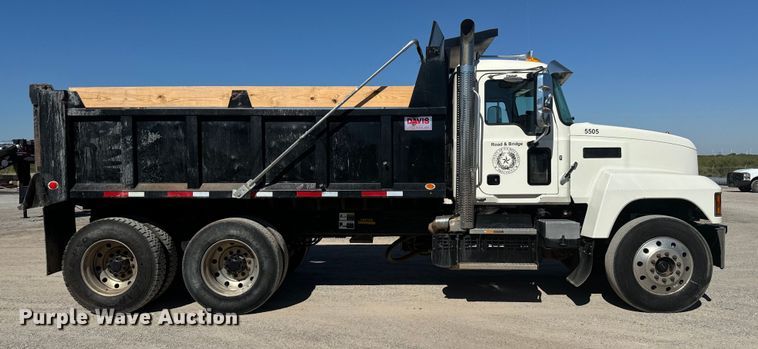 image for item NQ9781 2020 Mack Pinnacle Gold dump truck