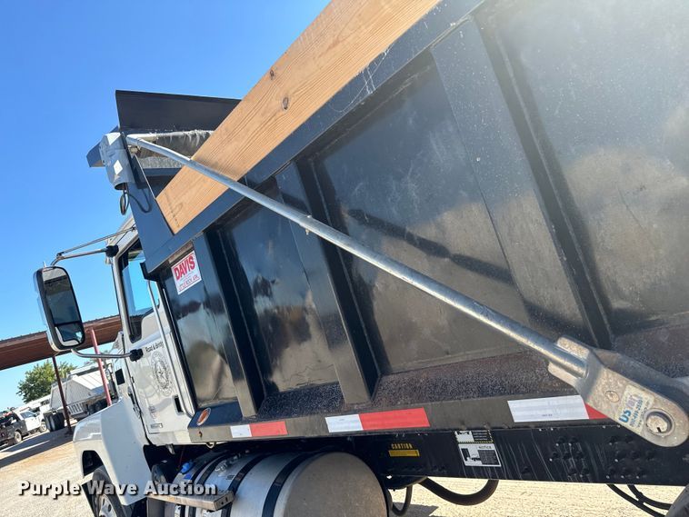 image for item NQ9781 2020 Mack Pinnacle Gold dump truck