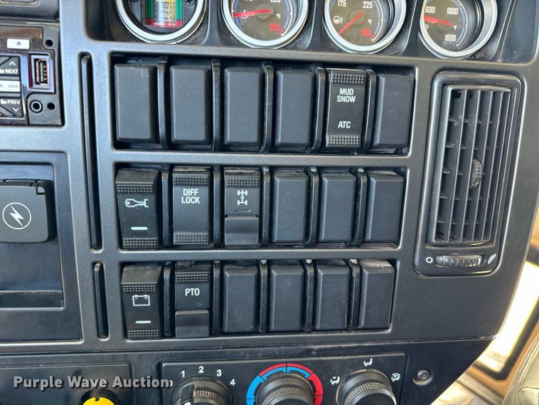 image for item NQ9781 2020 Mack Pinnacle Gold dump truck