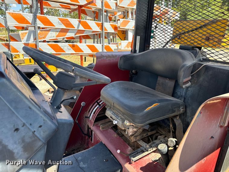 image for item NQ9784 2000 Case C70 tractor