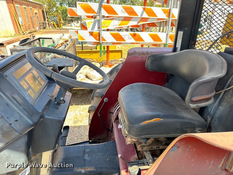 image for item NQ9784 2000 Case C70 tractor