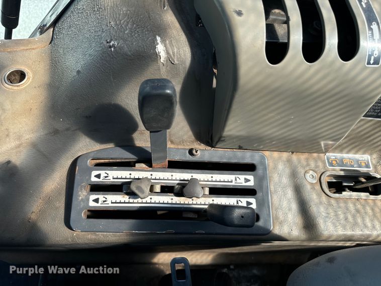 image for item NQ9785 Kubota  M900 tractor