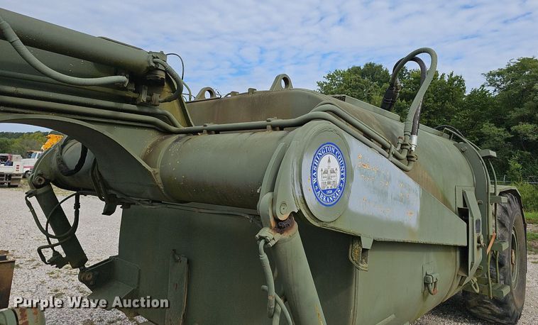 image for item NX9111 1982 Caterpillar  613B water wagon