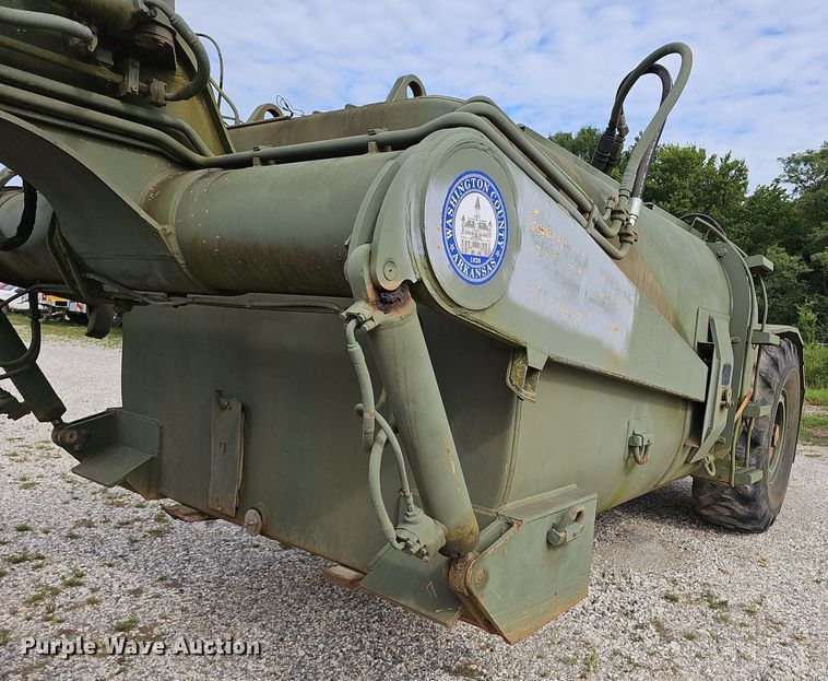 image for item NX9111 1982 Caterpillar  613B water wagon