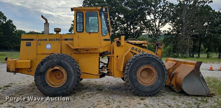 image for item NX9165 1991 John Deere  644E loader